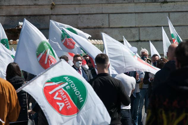 Demonstration in Piazza del Popolo of autonomous and VAT numbers that demonstrated against the closures imposed by the government to contain the coronavirus epidemic.  Copyright: xStefanoxRonchinix xIPAx xStefanoxRonchinix