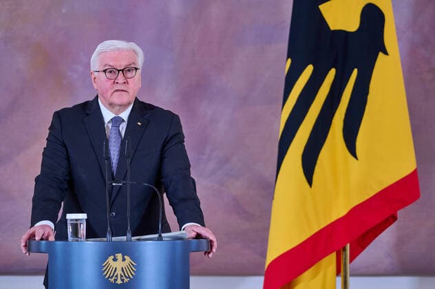 Bundespräsident Frank-Walter Steinmeier spricht anlässlich der Verleihung des Verdienstordens der Bundesrepublik Deutschland an Matthias Katsch und Pater Klaus Mertes im Schloss Bellevue in Berlin. Die beiden Geehrten engagieren sich für die Aufklärung von Missbrauchsfällen innerhalb der katholischen Kirche. Federal President Frank-Walter Steinmeier speaks at the awarding of the Order of Merit of the Federal Republic of Germany to Matthias Katsch and Father Klaus Mertes at Bellevue Palace in Berlin. The two honourees are committed to clearing up cases of abuse within the Catholic Church. snapshot-photography F.Boillot