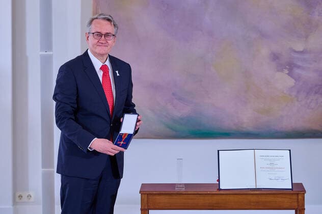 Verleihung des Verdienstordens der Bundesrepublik Deutschland an Matthias Katsch durch Bundespräsident Steinmeier im Schloss Bellevue in Berlin. Die Geehrten engagieren sich für die Aufklärung von Missbrauchsfällen innerhalb der katholischen Kirche. Award of the Order of Merit of the Federal Republic of Germany to Matthias Katsch by Federal President Steinmeier at Bellevue Palace in Berlin. The honourees are committed to clarifying cases of abuse within the Catholic Church. snapshot-photography F.Boillot