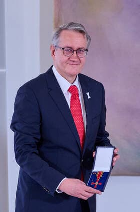 Verleihung des Verdienstordens der Bundesrepublik Deutschland an Matthias Katsch durch Bundespräsident Steinmeier im Schloss Bellevue in Berlin. Die Geehrten engagieren sich für die Aufklärung von Missbrauchsfällen innerhalb der katholischen Kirche. Award of the Order of Merit of the Federal Republic of Germany to Matthias Katsch by Federal President Steinmeier at Bellevue Palace in Berlin. The honourees are committed to clarifying cases of abuse within the Catholic Church. snapshot-photography F.Boillot
