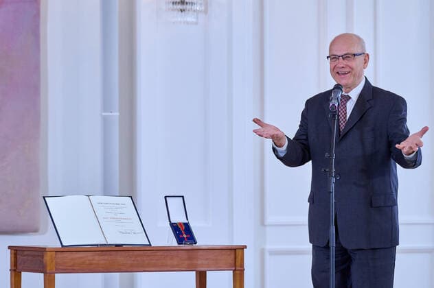 Verleihung des Verdienstordens der Bundesrepublik Deutschland an Klaus Mertes durch Bundespräsident Steinmeier im Schloss Bellevue in Berlin. Die Geehrten engagieren sich für die Aufklärung von Missbrauchsfällen innerhalb der katholischen Kirche. Award of the Order of Merit of the Federal Republic of Germany to Klaus Mertes by Federal President Steinmeier at Bellevue Palace in Berlin. The honourees are committed to clarifying cases of abuse within the Catholic Church. snapshot-photography F.Boillot