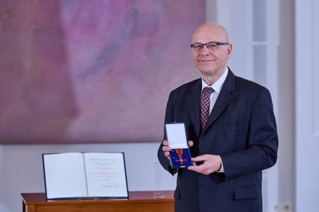 Verleihung des Verdienstordens der Bundesrepublik Deutschland an Klaus Mertes durch Bundespräsident Steinmeier im Schloss Bellevue in Berlin. Die Geehrten engagieren sich für die Aufklärung von Missbrauchsfällen innerhalb der katholischen Kirche. Award of the Order of Merit of the Federal Republic of Germany to Klaus Mertes by Federal President Steinmeier at Bellevue Palace in Berlin. The honourees are committed to clarifying cases of abuse within the Catholic Church. snapshot-photography F.Boillot