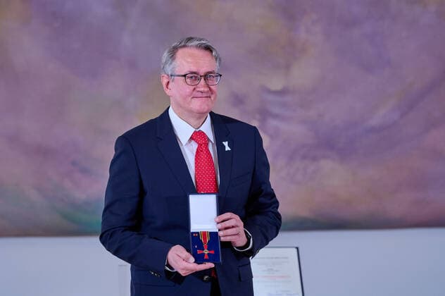 Verleihung des Verdienstordens der Bundesrepublik Deutschland an Matthias Katsch durch Bundespräsident Steinmeier im Schloss Bellevue in Berlin. Die Geehrten engagieren sich für die Aufklärung von Missbrauchsfällen innerhalb der katholischen Kirche. Award of the Order of Merit of the Federal Republic of Germany to Matthias Katsch by Federal President Steinmeier at Bellevue Palace in Berlin. The honourees are committed to clarifying cases of abuse within the Catholic Church. snapshot-photography F.Boillot