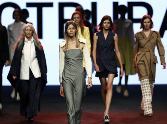 Bilder des Jahres 2021, Entertainment 04 April Entertainment Themen der Woche KW14 Models display Autunm-Winter 2021 2022 collection s creations by Otrura fashion house during a fashion runaway show in the opening day of 73th Mercedes-Benz Fashion Week Madrid, at IFEMA Convention and Exhibition Center, in Madrid, Spain, 08 April 2021. The fashion event runs from 8 to 11 April. Benz Fashion Week Madrid - Otrura !ACHTUNG: NUR REDAKTIONELLE NUTZUNG!  Copyright: xJ.J.xGuillenx GRAF173 20210408-637535026078417918