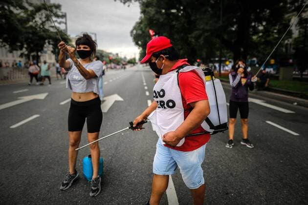 A man applies disinfectant to members of social organizations who are mobilizing while demanding new measures to address the economic deterioration of families amid the recession and the second wave of covid-19 infections, today in Buenos Aires, Argentina 8 April 2021. Several Argentine social organizations called a march for this Thursday in front of the ministries of Labor and Social Development, in Buenos Aires, to demand the opening of employment programs and an emergency salary increase in the poorest neighborhoods. Demonstration in Buenos Aires for the situation of poor neighborhoods !ACHTUNG: NUR REDAKTIONELLE NUTZUNG!  Copyright: xJuanxIgnacioxRONCORONIx AME8391 20210408-637535075501860791