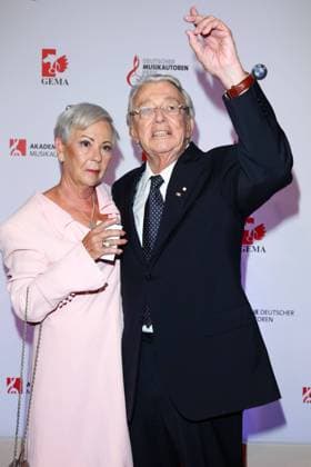 Dieter Thomas Heck mit Ehefrau Ragnhild - Der deutsche Musikautorenpreis in Berlin am 21.05.2015 Copyright: xJamesxColdreyx