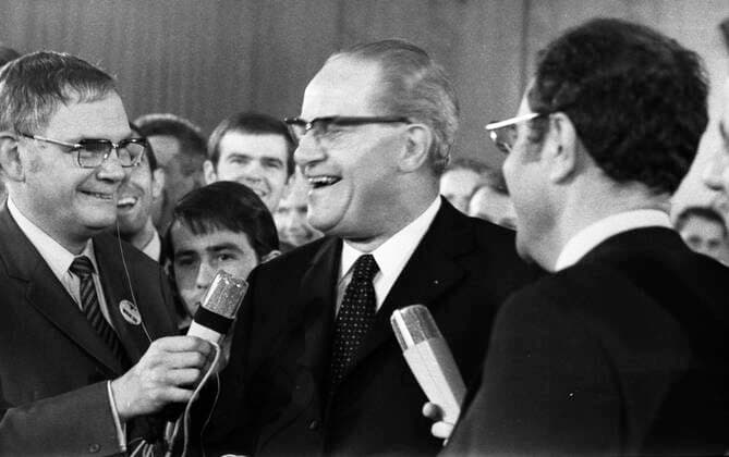 Wahlnacht 1969 mit Herbert Wehner DEU, Deutschland, Bonn: Die Wahlnacht 1969 am 28.9.1969 in Bonn .Journalisten belagern den SPD-Politiker Herbert Wehner. DEU, Germany, Bonn: The election night 1969 on 28.9.1969 in Bonn .journalists besiege the SPD politician Herbert Wehner. NRW *** Election night 1969 with Herbert Wehner DEU, Germany, Bonn The election night 1969 on 28 9 1969 in Bonn journalists besiege the SPD politician Herbert Wehner DEU, Germany, Bonn The election night 1969 on 28 9 1969 in Bonn journalists besiege the SPD politician Herbert Wehner NRW