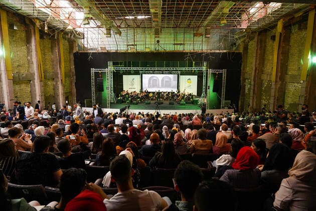Entertainment Bilder des Tages April 8, 2021, Mosul, Nineveh, Iraq: The audience during a performance by the Watar orchestral, playing for the first time on the grounds of the Spring Theatre Hall, which was destroyed during the ISIS occupation in the city..The Watar orchestral includes 36 young men and women from different denominations of Nineveh Governorate, including Muslims, Christians and Yazidis, whose ages range between 8-32 years. Mosul Iraq - ZUMAs197 20210408_zaa_s197_176 Copyright: xIsmaelxAdnanx
