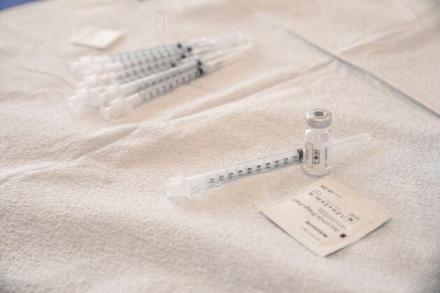 April 8, 2021, Charleston, West Virginia, United States: An alcohol swab, a vial of the vaccine and a syringe lie on a table during the vaccination in Riggleman Hall..The Kanawha-Charleston Health Department led a vaccination effort on the campus of the University of Charleston. 1,800 doses of the Johnson & Johnson Janssen Covid-19 vaccine were on hand to be given out to all persons aged 16 years and older. Charleston United States - ZUMAs197 20210408_zaa_s197_248 Copyright: xStephenxZennerx