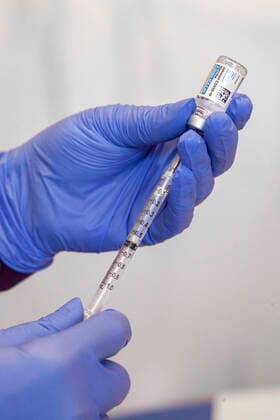 April 8, 2021, Charleston, West Virginia, United States: A medical professional loads the vaccine into a syringe during the vaccination in Riggleman Hall..The Kanawha-Charleston Health Department led a vaccination effort on the campus of the University of Charleston. 1,800 doses of the Johnson & Johnson Janssen Covid-19 vaccine were on hand to be given out to all persons aged 16 years and older. Charleston United States - ZUMAs197 20210408_zaa_s197_237 Copyright: xStephenxZennerx