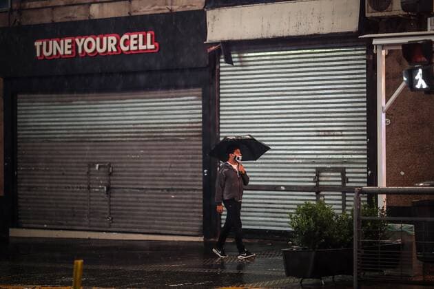 A person walks down a street, when a new stage of restrictions begins at the national level to stop the strong escalation of coronavirus infections, in Buenos Aires, Argentina, 09 April 2021. The restrictions include the prohibition of circulating between 12 and 6 in the morning, social activities in homes and the use of public transport for those who are not essential workers. New restrictions to avoid contagion of the coronavirus in Buenos Aires !ACHTUNG: NUR REDAKTIONELLE NUTZUNG!  Copyright: xJuanxIgnacioxRONCORONIx AME8551 20210409-637535509423358448