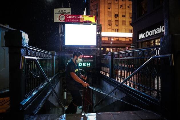 A worker cleans the metro entrance, when a new stage of restrictions begins at the national level to stop the strong escalation of coronavirus infections, in Buenos Aires, Argentina, 09 April 2021. The restrictions include the prohibition of circulating between 12 and 6 in the morning, social activities in homes and the use of public transport for those who are not essential workers. New restrictions to avoid contagion of the coronavirus in Buenos Aires !ACHTUNG: NUR REDAKTIONELLE NUTZUNG!  Copyright: xJuanxIgnacioxRONCORONIx AME8539 20210409-637535512463832469