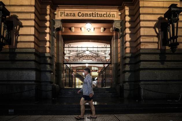 A person walks down a street, when a new stage of restrictions begins at the national level to stop the strong escalation of coronavirus infections, in Buenos Aires, Argentina, 09 April 2021. The restrictions include the prohibition of circulating between 12 and 6 in the morning, social activities in homes and the use of public transport for those who are not essential workers. New restrictions to avoid contagion of the coronavirus in Buenos Aires !ACHTUNG: NUR REDAKTIONELLE NUTZUNG!  Copyright: xJuanxIgnacioxRONCORONIx AME8536 20210409-637535513091542761