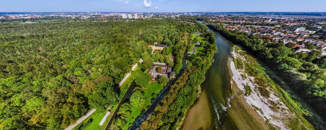 Ausblick vom Hochablass Richtung Norden Am Hochablass beim Lechwehr wird das Wasser für viele der Ausgburger Kanäle abgezweigt - er ist ein zentrales UNESCO Welterbe-Denkmal. Augsburg, Lech, Eiskanal, Kraftwerk *** View from the Hochablass to the north At the Hochablass near the Lech weir the water for many of the Ausgburg canals is diverted it is a central UNESCO World Heritage Site Augsburg, Lech, Ice Canal, Power Plant Copyright: xmultimaps360-Schweyer Rochaux 20190903_hochablass_015