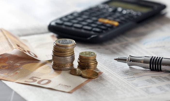 Geld mit Taschenrechner und Kugelschreiber. Oberstenfeld , Lkr. Ludwigsburg, Baden-Württemberg, Deutschland . *** Money with calculator and ballpoint pen Oberstenfeld , Lkr Ludwigsburg, Baden Württemberg, Germany