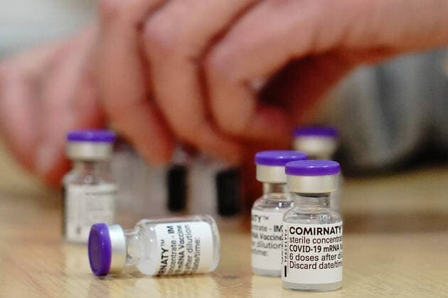 Coronavirus in Frankreich, Impfzentrum in Nizza Christian Estrosi (Maire de Nice, President de la Metropole Nice Cote d Azur, President delegue de la Region Provence Alpes Cote d Azur) inaugure le lancement de l operation 5000 vaccins sur une journee et sur un seul site NEWS : Le centre de vaccination avec la plus grande capacite de France est a Nice - Nice - 09 04 2021 NorbertScanella PanoramiC 