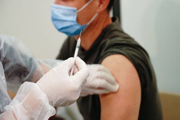 Coronavirus in Frankreich, Impfzentrum in Nizza Christian Estrosi (Maire de Nice, President de la Metropole Nice Cote d Azur, President delegue de la Region Provence Alpes Cote d Azur) inaugure le lancement de l operation 5000 vaccins sur une journee et sur un seul site NEWS : Le centre de vaccination avec la plus grande capacite de France est a Nice - Nice - 09 04 2021 NorbertScanella PanoramiC 