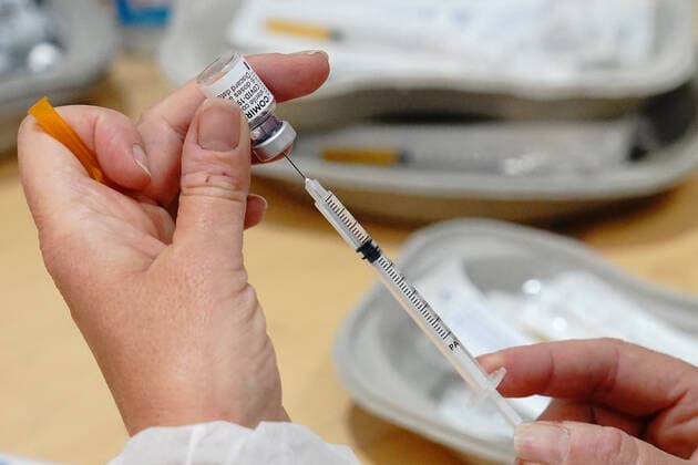 Coronavirus in Frankreich, Impfzentrum in Nizza Christian Estrosi (Maire de Nice, President de la Metropole Nice Cote d Azur, President delegue de la Region Provence Alpes Cote d Azur) inaugure le lancement de l operation 5000 vaccins sur une journee et sur un seul site NEWS : Le centre de vaccination avec la plus grande capacite de France est a Nice - Nice - 09 04 2021 NorbertScanella PanoramiC 