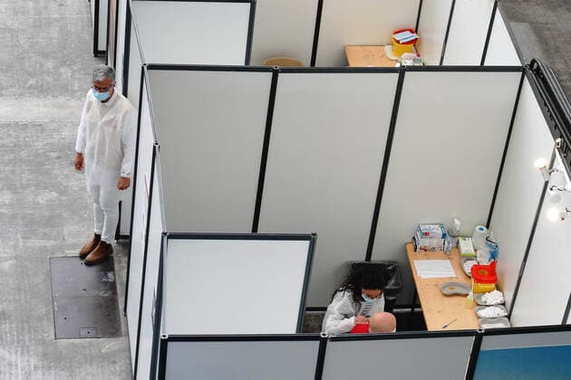 Coronavirus in Frankreich, Impfzentrum in Nizza Christian Estrosi (Maire de Nice, President de la Metropole Nice Cote d Azur, President delegue de la Region Provence Alpes Cote d Azur) inaugure le lancement de l operation 5000 vaccins sur une journee et sur un seul site NEWS : Le centre de vaccination avec la plus grande capacite de France est a Nice - Nice - 09 04 2021 NorbertScanella PanoramiC 