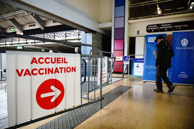 Coronavirus in Frankreich, Impfzentrum in Nizza Christian Estrosi (Maire de Nice, President de la Metropole Nice Cote d Azur, President delegue de la Region Provence Alpes Cote d Azur) inaugure le lancement de l operation 5000 vaccins sur une journee et sur un seul site NEWS : Le centre de vaccination avec la plus grande capacite de France est a Nice - Nice - 09 04 2021 NorbertScanella PanoramiC 