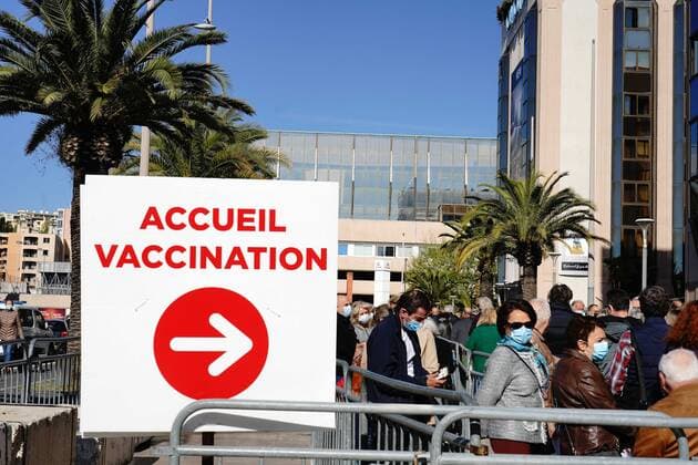 Coronavirus in Frankreich, Impfzentrum in Nizza Christian Estrosi (Maire de Nice, President de la Metropole Nice Cote d Azur, President delegue de la Region Provence Alpes Cote d Azur) inaugure le lancement de l operation 5000 vaccins sur une journee et sur un seul site NEWS : Le centre de vaccination avec la plus grande capacite de France est a Nice - Nice - 09 04 2021 NorbertScanella PanoramiC 
