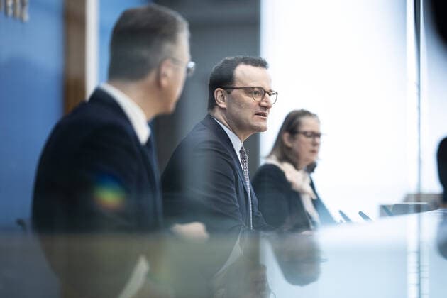 News Themen der Woche KW14 News Bilder des Tages (R-L) Jens Spahn, Bundesminister fuer Gesundheit, und Lothar Wieler, Praesident des Robert Koch-Instituts (RKI), aufgenommen im Rahmen einer Pressekonferenz ueber die bundesweite Corona-Lage in Berlin, 09.04.2021. Berlin Deutschland