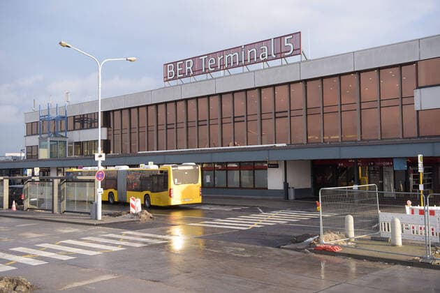 Terminal 5 Schönefeld, 17.02.2021 Am 23.Februar wird Terminal 5, der einstige DDR-Flughafen in Schönefeld geschlossen. Die Abfertigungskapazität von 7 Millionen Passsagieren wird wegen der Corona-Pandemie am BER nicht benötigt. Die Flughafengesellschaft spart so 25 Millionen Euro im Jahr. *** Terminal 5 Schoenefeld, 17 02 2021 Terminal 5, the former GDR airport in Schoenefeld, will be closed on 23 February The handling capacity of 7 million passengers is not needed at BER due to the Corona pandemic The airport company thus saves 25 million euros a year