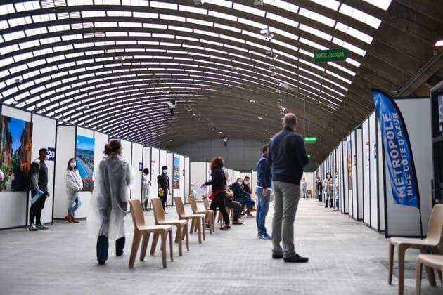 The vaccination center of the Palais des Expositions de Nice is the largest capacity in France. Launch of the operation 5000 vaccines on one day and on a single site Vaccine Center of the Palais des Expositions de Nice 266857 2021-04-09 _sans_perso  Copyright: xL.Urmanx xStarfacex STAR_266857_040