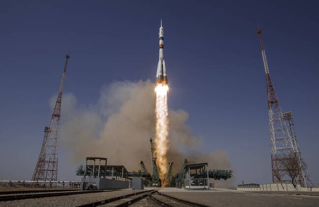 Bilder des Jahres 2021, News 04 April News Themen der Woche KW14 News Bilder des Tages The Soyuz MS-18 rocket is launched with Expedition 65 NASA astronaut Mark Vande Hei with Roscosmos cosmonauts Pyotr Dubrov and Oleg Novitskiy, Friday, April 9, 2021, at the Baikonur Cosmodrome in Kazakhstan. NASA  KAZ2021040902 NASA BillxIngalls
