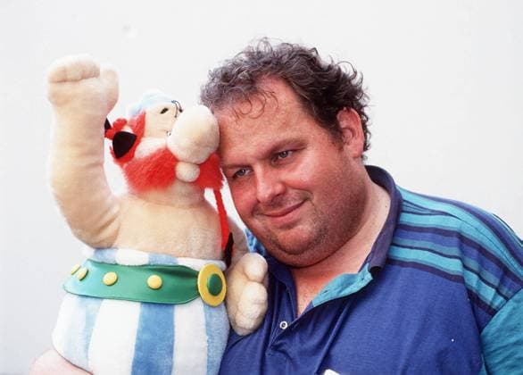 OTTFRIED FISCHER Kabarettist und Schauspieler OTTFRIED FISCHER mit Obelix, in der Comic-Verfilmung: Asterix in Amerika ist Ottfried Fischer die deutsche Synchronstimme von Obelix. Cabaret artist and actor OTTFRIED FISCHER with Obelix, in the comic film adaptation: Asterix in America , Ottfried Fischer is the German dubbing voice of Obelix., Deutschland Copyright: kpa UnitedArchives55031641 EDITORIAL USE ONLY