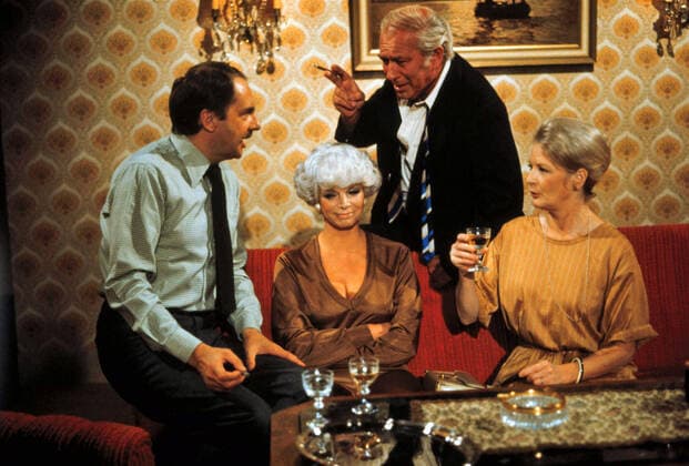 EIN VERRÜCKTES PAAR EIN VERRÜCKTES PAAR, ZDF TV Sketch-Serie, 1979, HARALD JUHNKE, GRIT BOETTCHER, HORST NIENDORF, ELISABETH WIEDEMANN. EIN VERRUECKTES PAAR, ZDF TV sketch series, 1979, Harald Juhnke, Grit Boettcher, Horst Niendorf, Elisabeth Wiedemann, Deutschland Copyright: ArthurxGrimm UnitedArchives55031787 EDITORIAL USE ONLY