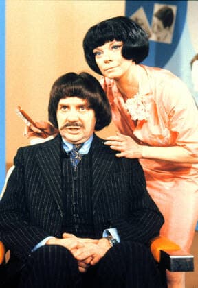 EIN VERRÜCKTES PAAR EIN VERRÜCKTES PAAR, ZDF TV Sketch-Serie, 1980, Folge: Herrenkosmetik, HARALD JUHNKE, GRIT BOETTCHER. EIN VERRUECKTES PAAR, ZDF TV sketch series, 1980, episode: Herrenkosmetik, Harald Juhnke, Grit Boettcher., Deutschland Copyright: ArthurxGrimm UnitedArchives55031788 EDITORIAL USE ONLY