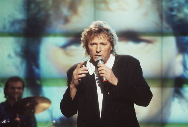 BERNHARD BRINK Bernhard Brink, deutscher Sänger, während eines TV-Auftritts circa 1999. Bernhard Brink, German singer, during a TV performance, 1999., Deutschland Copyright: kpa UnitedArchives55031851 EDITORIAL USE ONLY