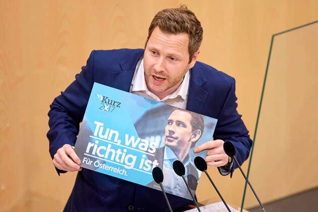 Bilder des Jahres 2021, News 04 April News Themen der Woche KW14 News Bilder des Tages - Wien 09.04.2021 - Parlament Nationalrat Sondersitzung - Heute fand im Nationalrat eine Sondersitzung auf Antrag der drei Oppositionsparteien statt. Thema sind die Chatprotokollen von rund um die Bestellung des Alleinvorstands der Österreichischen Beteiligungs-AG (ÖBAG). PHOTO: Der FPÖ-Abgeordnete Michael Schnedlitz mit einem ÖVP-Wahlplakat. Vienna (AUSTRIA) - Parliament National Council special session - A special session was held today in the National Council at the request of the three opposition parties. The topic is the chat logs from all around the appointment of the sole director of Österreichische Beteiligungs-AG (ÖBAG). Nationalrat Sondersitzung zu ÖBAG Chats *** Vienna 09 04 2021 Parliament National Council special sessio 