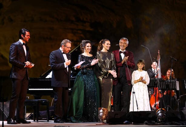 (210409) -- AL ULA, April 9, 2021 -- Italian tenor Andrea Bocelli, joined by many musicians, performs at a concert in Al-Ula, northwestern Saudi Arabia, April 8, 2021. The Italian legendary tenor Andrea Bocelli on Thursday evening performed within the walls of Hegra, Saudi Arabia s first UNESCO World Heritage Site. TO GO WITH Italian tenor Bocelli performs in Saudi s world heritage site ( Handout via Xinhua) SAUDI ARABIA-AL ULA-ANDREA BOCELLI-CONCERT ThexRoyalxCommissionxforxAlUla 