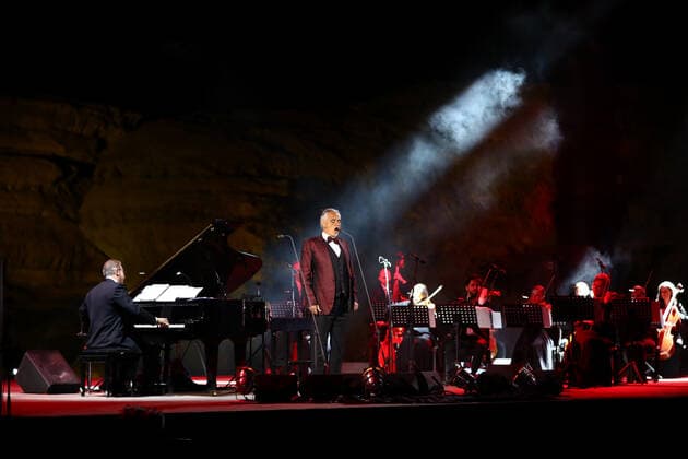 Entertainment Bilder des Tages (210409) -- AL ULA, April 9, 2021 -- Italian tenor Andrea Bocelli performs at a concert in Al-Ula, northwestern Saudi Arabia, April 8, 2021. The Italian legendary tenor Andrea Bocelli on Thursday evening performed within the walls of Hegra, Saudi Arabia s first UNESCO World Heritage Site. TO GO WITH Italian tenor Bocelli performs in Saudi s world heritage site ( Handout via Xinhua) SAUDI ARABIA-AL ULA-ANDREA BOCELLI-CONCERT ThexRoyalxCommissionxforxAlUla 
