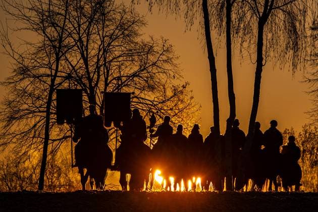 Hoch zu Ross, mit dem Kreuz, einer Statue des Auferstandenen, reiten glaeubige Katholiken waehrend des Ostersaatreitens am 04.04.2021 in der Naehe von Ostro, Sachsen. Jedes Jahr am Ostersonntag schwingen sich Scharen von Reitern in den Sattel, um ueber Felder und Fluren zu reiten. Sie sind Ostersaatreiter und verkuenden vom Pferderuecken aus die christliche Osterbotschaft, dass Jesus von den Toten auferstanden ist. Nach einer hundertjährigen Tradition reiten sorbische Maenner, meist in einem schwarzen Frack gekleidet, auf geschmueckten Pferden und verkuenden, singen und beten die Botschaft der Auferstehung Jesu. Die Sorben sind eine slawisch-deutsche Minderheit nahe der deutsch-polnischen Grenze. Men ride during the day s first procession,