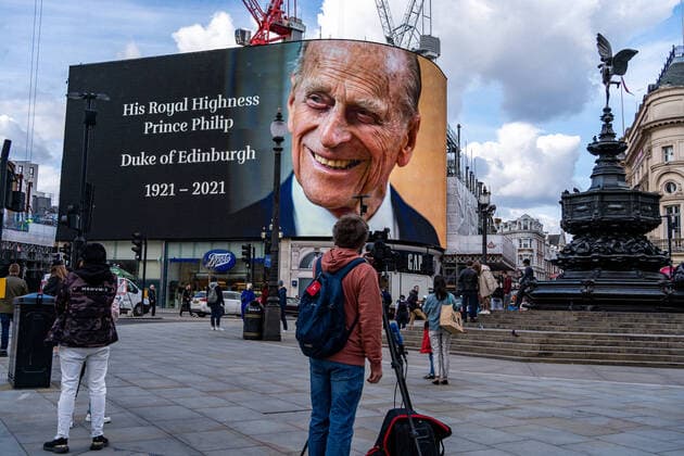 Bilder des Jahres 2021, Entertainment 04 April Entertainment Themen der Woche KW14 Entertainment Bilder des Tages London s Piccadilly Circus pays tribute to Prince Philip, Duke of Edinburgh Where: London, United Kingdom When: 09 Apr 2021 Credit: Mauro Carraro Cover Images Copyright: xwww.maurocarrarophotography.comx 41343136 EDITORIAL USE ONLY. NOT FOR USE BY NEWSPAPERS BASED IN THE UK.