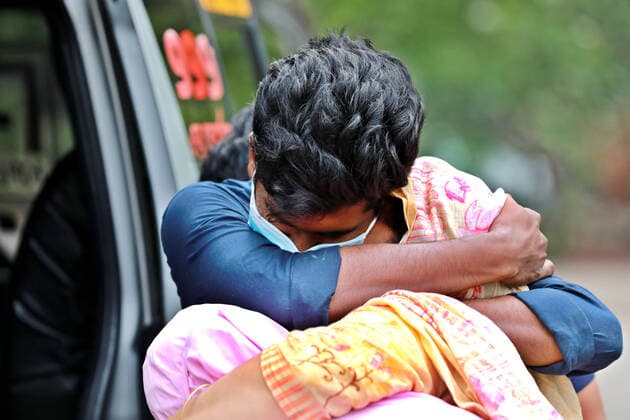 April 9, 2021, Dhaka, Dhaka, Bangladesh: April,09,2021 Relatives are crying after they lose their relative in Covid-19 in Dhaka,Bangladesh Dhaka Bangladesh - ZUMAr338 20210409_zip_r338_003 Copyright: xHarun-Or-Rashidx