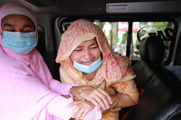 April 9, 2021, Dhaka, Dhaka, Bangladesh: April,09,2021 Relatives are crying after they lose their relative in Covid-19 in Dhaka,Bangladesh Dhaka Bangladesh - ZUMAr338 20210409_zip_r338_010 Copyright: xHarun-Or-Rashidx