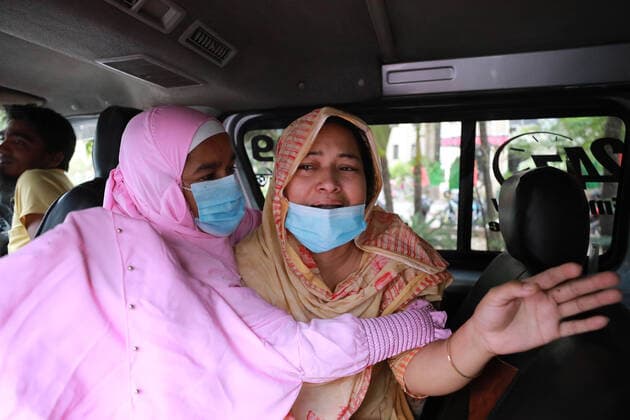 April 9, 2021, Dhaka, Dhaka, Bangladesh: April,09,2021 Relatives are crying after they lose their relative in Covid-19 in Dhaka,Bangladesh Dhaka Bangladesh - ZUMAr338 20210409_zip_r338_012 Copyright: xHarun-Or-Rashidx
