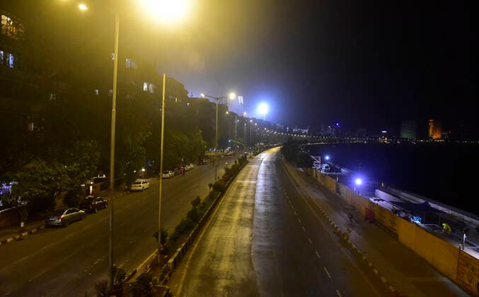 MUMBAI, INDIA - APRIL 9: Marine Drive deserted after night curfew and a weekend lockdown came into effect on April 9, 2021 in Mumbai, India. Amid an alarming spike in COVID-19 cases in Mumbai, night curfew and weekend lockdown had been announced in the country s financial capital to curb the spread of COVID-19 infections. (Photo by Anshuman Poyrekar Hindustan Times) Night Curfew And Weekend Lockdown Imposed In Mumbai To Curb The Spread Of Covid-19 Infections