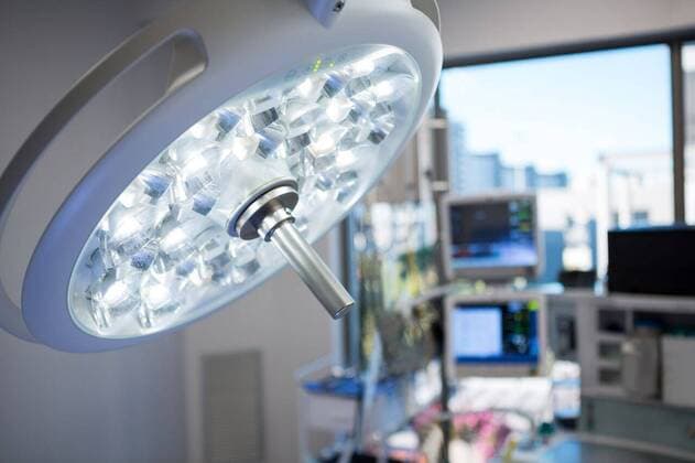 Close-up of surgical light Close-up of surgical light in operation theater, model released, , property released, Cape Town, South Africa, 10.09.2016, 845393.jpg, ward, surgical room, operating room, operation theater, emergency, hospital, medical, medical office, surgical light, technology, illuminated, treatment, medical equipment, operation, surgery, healthcare and medicine