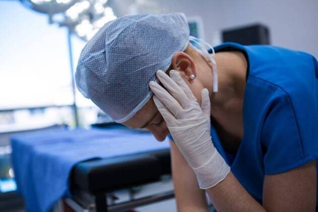 IMAGO Creative: Ruhe im Chaos Sad female nurse sitting in operation theater Sad female nurse sitting in operation theater at hospital, model released, , property released, Cape Town, South Africa, 11.09.2016, 853365.jpg, nurse, medical, clinic, operation theater, operating room, workplace, physician, surgeon, job, occupation, medical practitioner, medical office, specialist, health service, healthcare, expertise, scrubs, surgical cap, surgical gloves, medical equipment, sitting, sad, sadness, upset, tired, stress, stressed, failure, depressed, troubled, unhappy, exhausted, depression