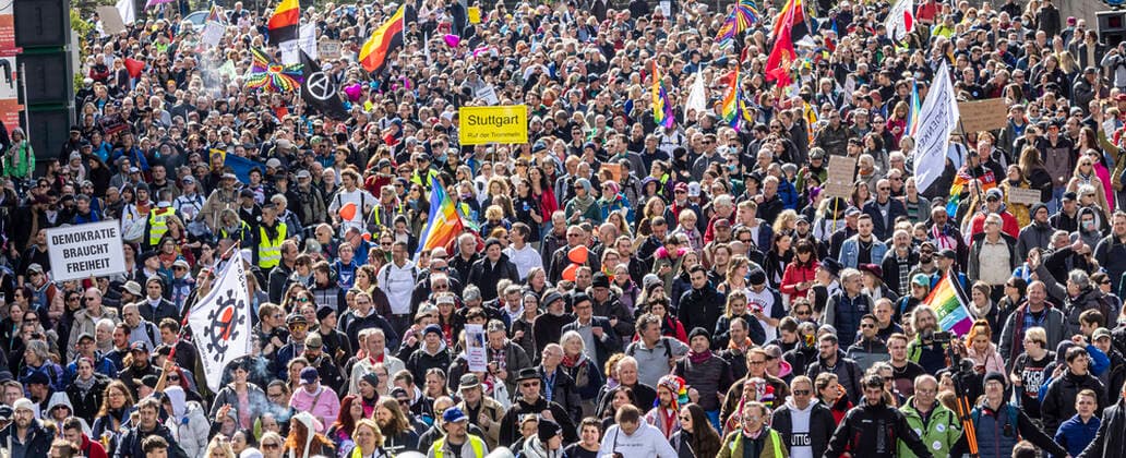 Querdenker und andere Gegner der Pandemie-Einschränkungen haben in Stuttgart ohne Abstand und weitgehend ohne Schutzmaske demonstriert. Mindestens vier Demos mit 2500 Teilnehmern waren angemeldet, gekommen waren aber weit mehr. 03.04.2021: Europa, DEU, Deutschland, Baden-Württemberg, Stuttgart.