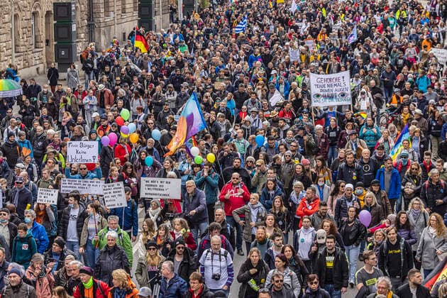 Querdenker und andere Gegner der Pandemie-Einschränkungen haben in Stuttgart ohne Abstand und weitgehend ohne Schutzmaske demonstriert. Mindestens vier Demos mit 2500 Teilnehmern waren angemeldet, gekommen waren aber weit mehr. 03.04.2021: Europa, DEU, Deutschland, Baden-Württemberg, Stuttgart.