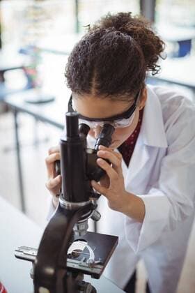 IMAGO Creative: Bildung, Wissenschaftserziehung Attentive schoolgirl looking through microscope in laboratory Attentive schoolgirl looking through microscope in laboratory at school, model released, , property released, Cape Town, South Africa, 20.11.2016, 904228.jpg, school, laboratory, student, secondary, schoolgirl, lab coat, curly, protective eyewear, bench, bending, holding, physics, learn, learning, study, studying, science, microscope, technology, analyzing, experimenting, experiment, equipment, biochemistry, chemistry, project, practice, research, discovery, scrutiny, development, education, knowledge, academic, lifestyle, leisure, adolescence, teenager, teenage, youth, modern, protection, attentive, focused
