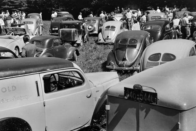 Pause vom Wiederaufbau. Voller Autoparkplatz am Waldrand bei München . Foto vom 01.06.1953. München Bayern Deutschland *** Break from reconstruction Full car parking lot at the edge of the forest near Munich Photo taken on 01 06 1953 Munich Bavaria Germany Copyright: xSammlungxRolfxPossx