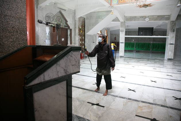 Indonesia: Mosque sanitization to welcome the holy month of Ramadan A resident sprays disinfectant liquid at one of the mosques in the Pondok Gede residential area, Bekasi, West Java. Spraying disinfectant liquid and cleaning the mosque in order to welcome the holy month of Ramadan so that the mosque is in a clean and sterile condition from the spread of the Corona virus (Covid-19) when it is used by residents during worship and activities in the mosque area. Bekasi West Java Indonesia Copyright: KuncoroxWidyoxRumpoko