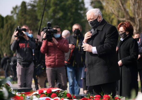 Bilder des Jahres 2021, News 04 April News Themen der Woche KW14 Poland marks 11th anniversary of Smolensk air disaster Photo: Mateusz Grochocki East News Celebrations marking the 11th anniversary of Smolensk air disaster, which killed 96 Polish officials including Polish president Lech Kaczynski, on April 10, 2021 in Warsaw, Poland. Pictured: Jaroslaw Kaczynski, leader of the Law and Justice party and twin-brother of late Lech Kaczynski, lays flowers at the tombs of crash victims at Powazki cemetery. 